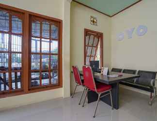 Lobby 2 OYO 2502 Syariah Triantama Kost