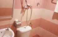 In-room Bathroom 4 OYO 89688 Alor Street Hotel