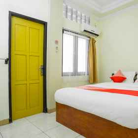 OYO 2319 Tengkawang Residence 1, Hotel Banjar Fried Chicken