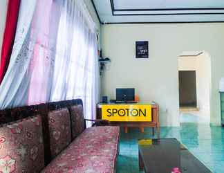 Lobby 2 SPOT ON 2370 Berkah Homestay Syariah