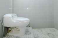 Toilet Kamar OYO 2450 Hening Homestay Near Pantai Tanjung Bias