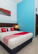 BEDROOM OYO 2450 Hening Homestay Near Pantai Tanjung Bias