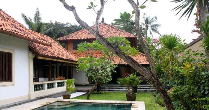 Swimming Pool Villa Batu Jimbar