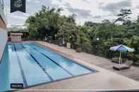 Swimming Pool Studio Room at Apartemen Soekarno Hatta Malang by DHW