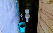 ห้องน้ำภายในห้อง 5 Bua Guest House Tangkahan