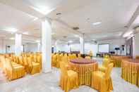 Functional Hall Super OYO 2704 Hotel Transit 2