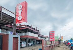 Bangunan 4 OYO 2704 Hotel Transit 2