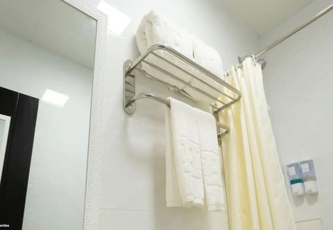 In-room Bathroom Hampton Suites Davao