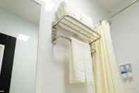 Phòng tắm bên trong Hampton Suites Davao