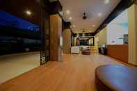 Lobi Azalea Suites Cikarang by Jayakarta Group