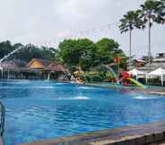 Swimming Pool 5 Saung Dolken Syariah Resort & Hotel