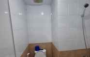 In-room Bathroom 4 Green Pramuka Rizal Property