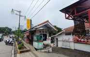 Bangunan 3 OYO 2302 Blue House Costel Syariah