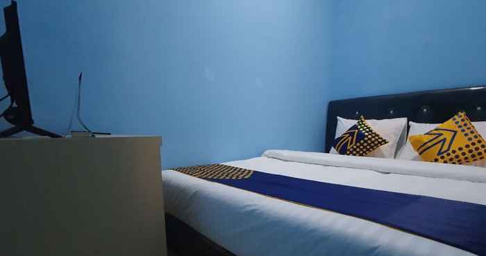 Bedroom OYO 2302 Blue House Costel Syariah