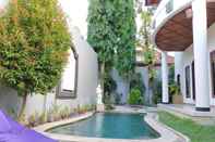 สระว่ายน้ำ Kirana Villa Seminyak