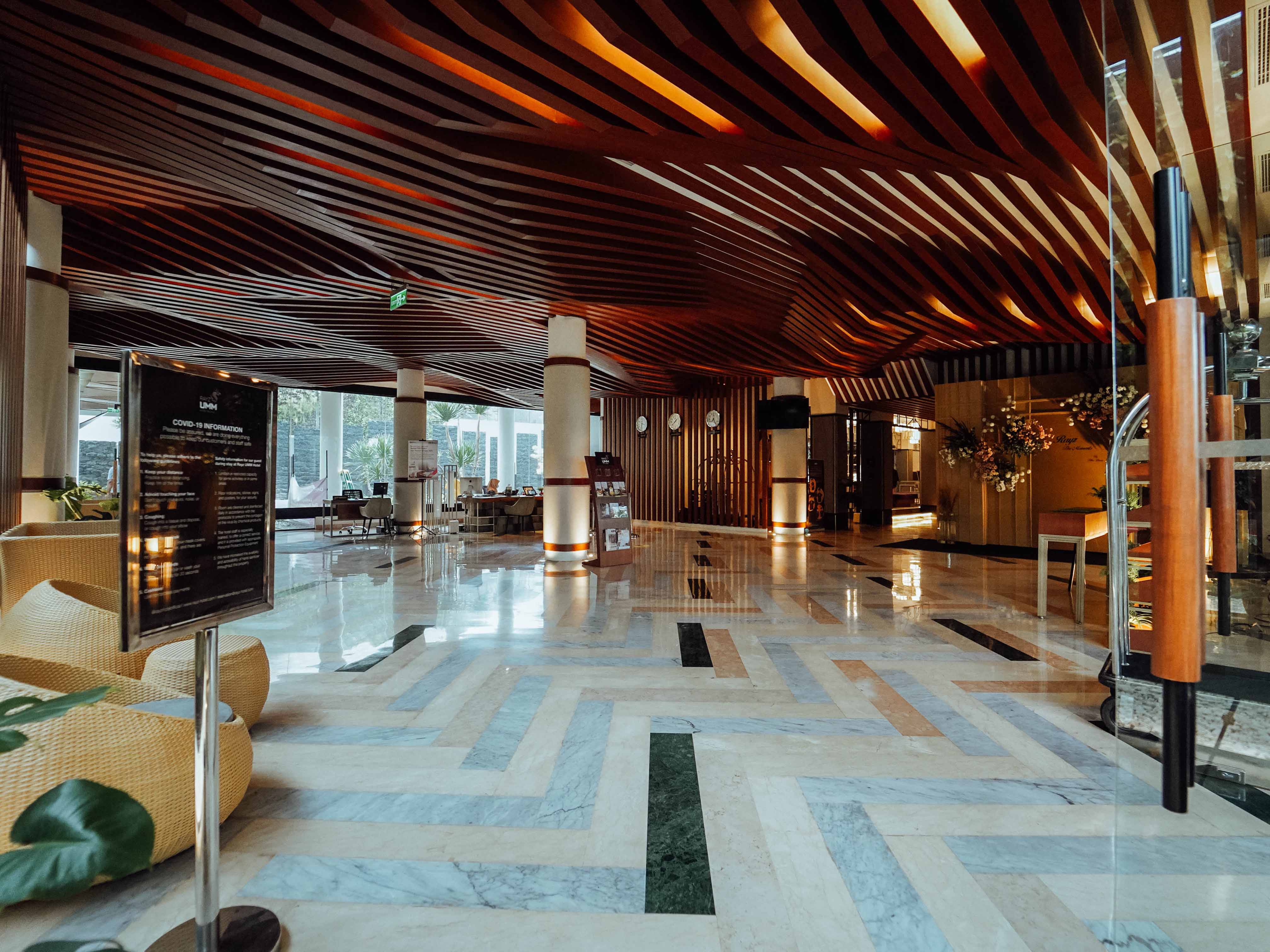 Lobby 2 Rayz UMM Hotel