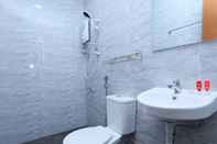 Toilet Kamar OYO 89772 Roselyn Inn