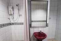 Toilet Kamar OYO 89852 Billion Garden Motel