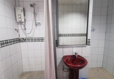 Bilik Mandi dalam Bilik 4 OYO 89852 Billion Garden Motel