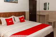 Bedroom OYO 89851 Leila Hotel