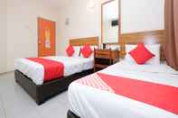 Bedroom OYO 89877 Sun Triang Hotel