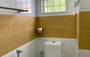 Toilet Kamar 4 SPOT ON 89858 Rebecca's Homes