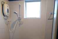 In-room Bathroom OYO 89792 Hamriz Hotel