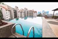Swimming Pool Peninsula Residence Suite