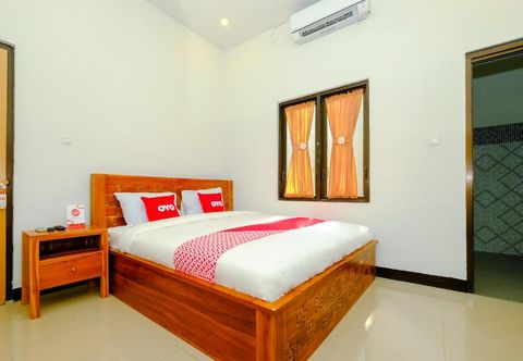 Bedroom OYO 2284 Grand Villa Meninting
