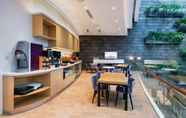 บาร์ คาเฟ่ และเลานจ์ 5 Yotelair Singapore Changi Airport