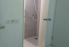 Toilet Kamar 3 Room at Apartemen Aeropolis By Fast Room