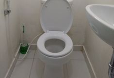 Toilet Kamar 2 Room at Apartemen Aeropolis By Fast Room