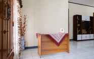 Lobby 7 OYO 2889 Abel Homestay Syariah