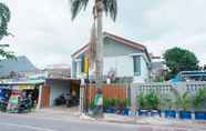 Exterior 2 SPOT ON 2279 Rumah Teteh