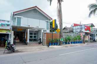 Luar Bangunan 4 SPOT ON 2279 Rumah Teteh