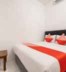BEDROOM OYO 2394 Hotel Brosta Near RS Ludira Husada Tama