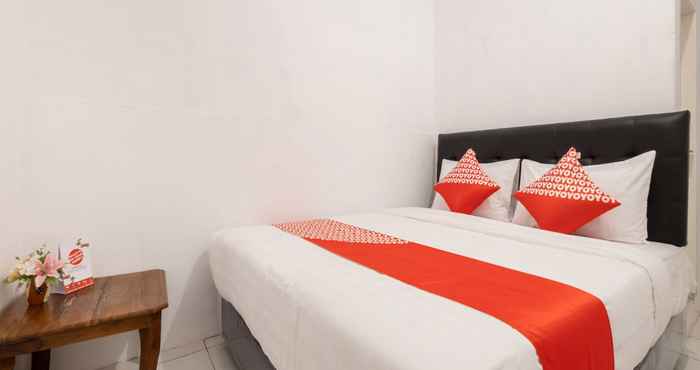 Bedroom OYO 2394 Hotel Brosta Near RS Ludira Husada Tama