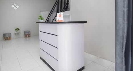 로비 2 Hotel O Nareswari Guest House Syariah