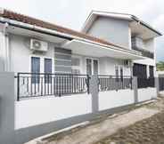 Exterior 3 Super OYO 2727 Nareswari Guest House  Syariah