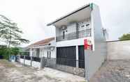 Luar Bangunan 4 Super OYO 2727 Nareswari Guest House  Syariah