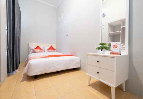 Bedroom Super OYO 2727 Nareswari Guest House  Syariah