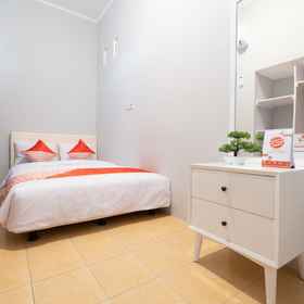OYO 2727 Nareswari Guest House Syariah 1, Hotel Abu Bakrin Stadium
