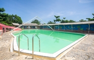 Swimming Pool 6 OYO 3014 Pondok Melly