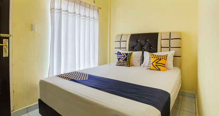 Bedroom SPOT ON 2824 Hotel Permata Karo