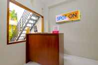 Lobi SPOT ON 2732 Sandy Guesthouse