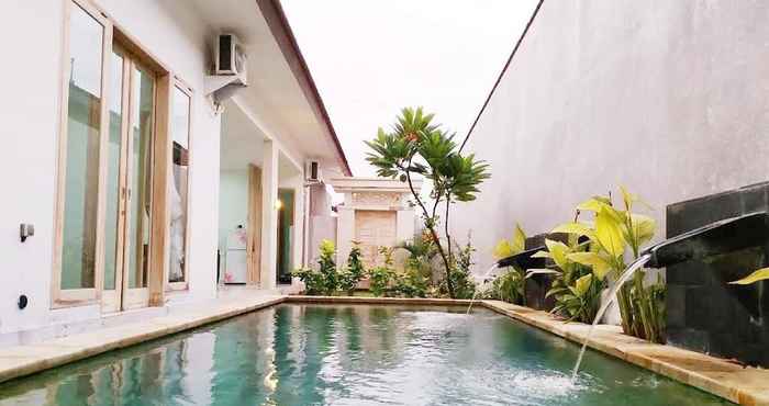 Swimming Pool Villa Santika