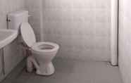 Toilet Kamar 4 SPOT ON 89907 Motel Impian
