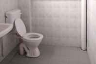 Toilet Kamar SPOT ON 89907 Motel Impian