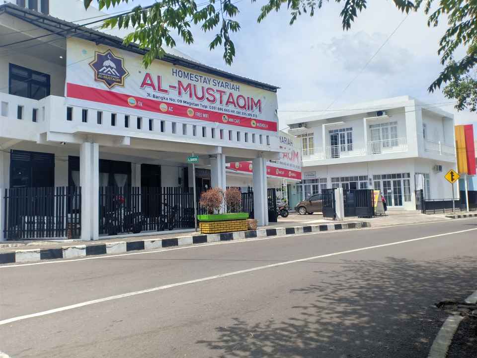 OYO 3089 Al Mustaqim Homestay Family in Magetan, Magetan ...
