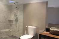 In-room Bathroom Pelangi Guesthouse Belitung 7B